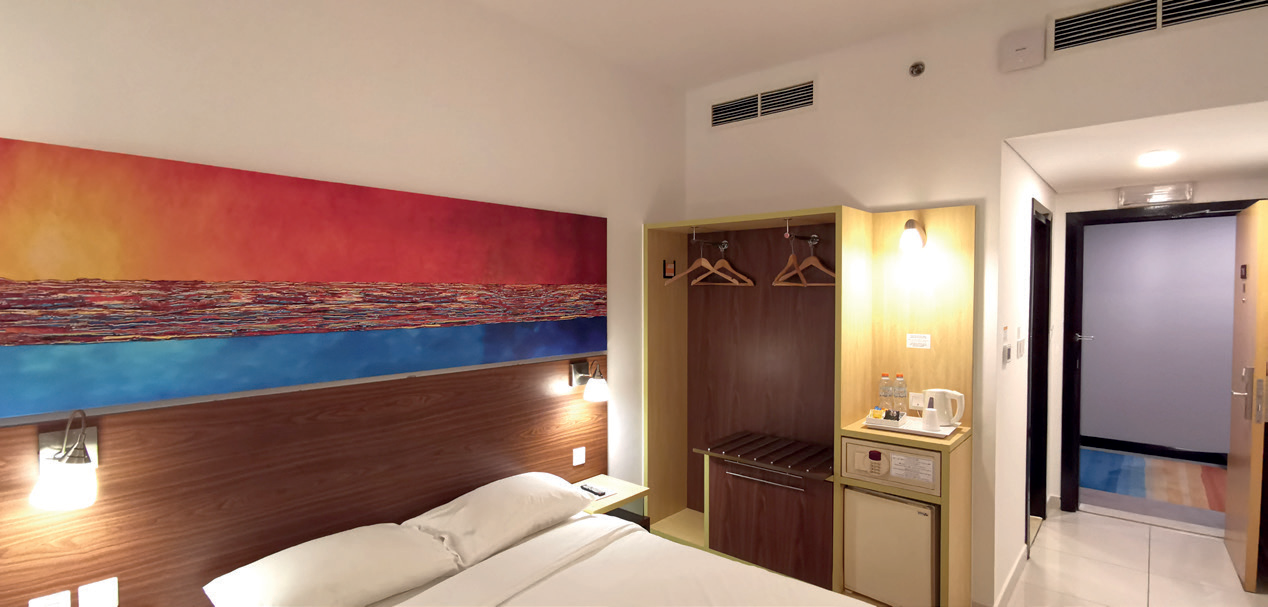 Citymax guest room with bed, wardrobe and work area
